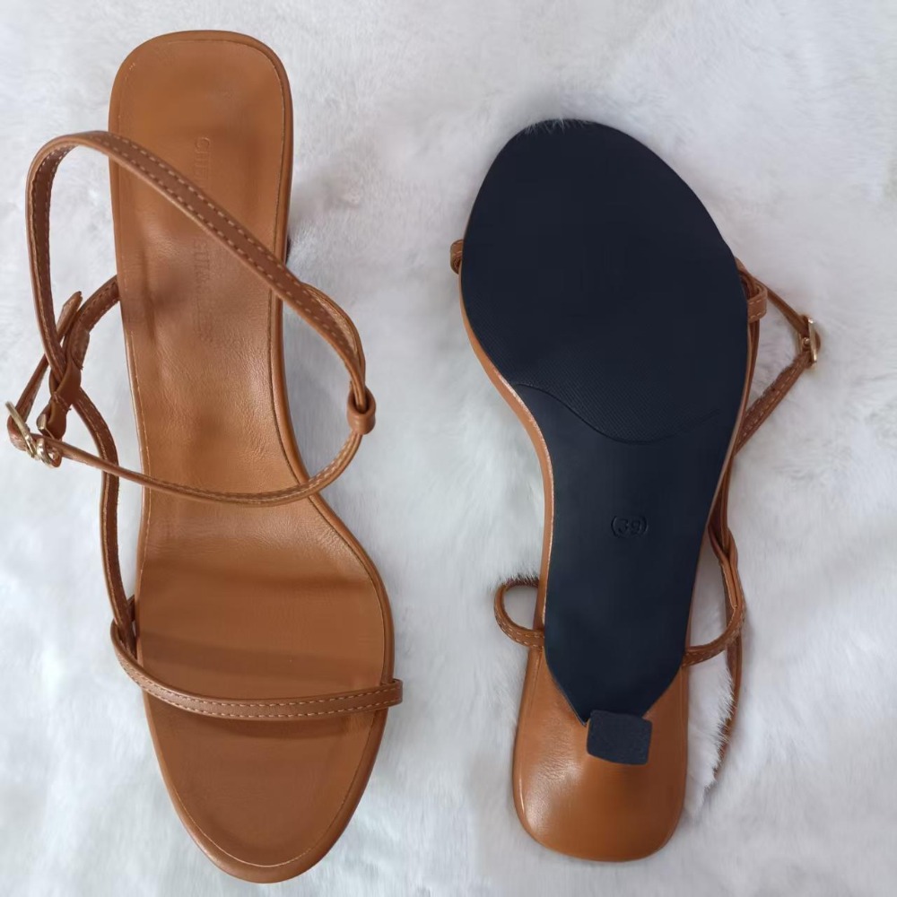女性用サマーサンダル シングルバックルストラップ付き 新品  - Leather Work Heels のレビューと価格